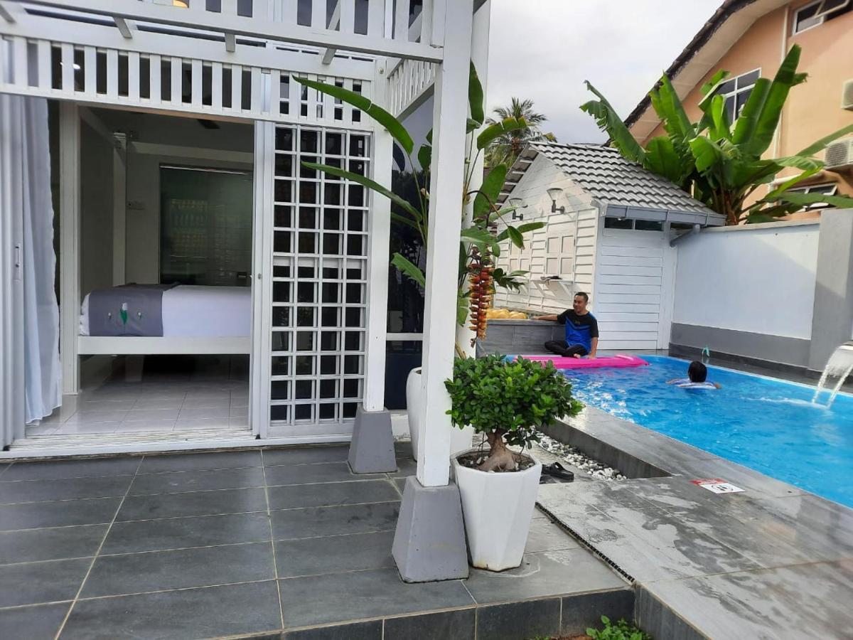 Beit Azzahra Private Pool Villa At Pantai Batu Hitam Kuantan Exterior photo