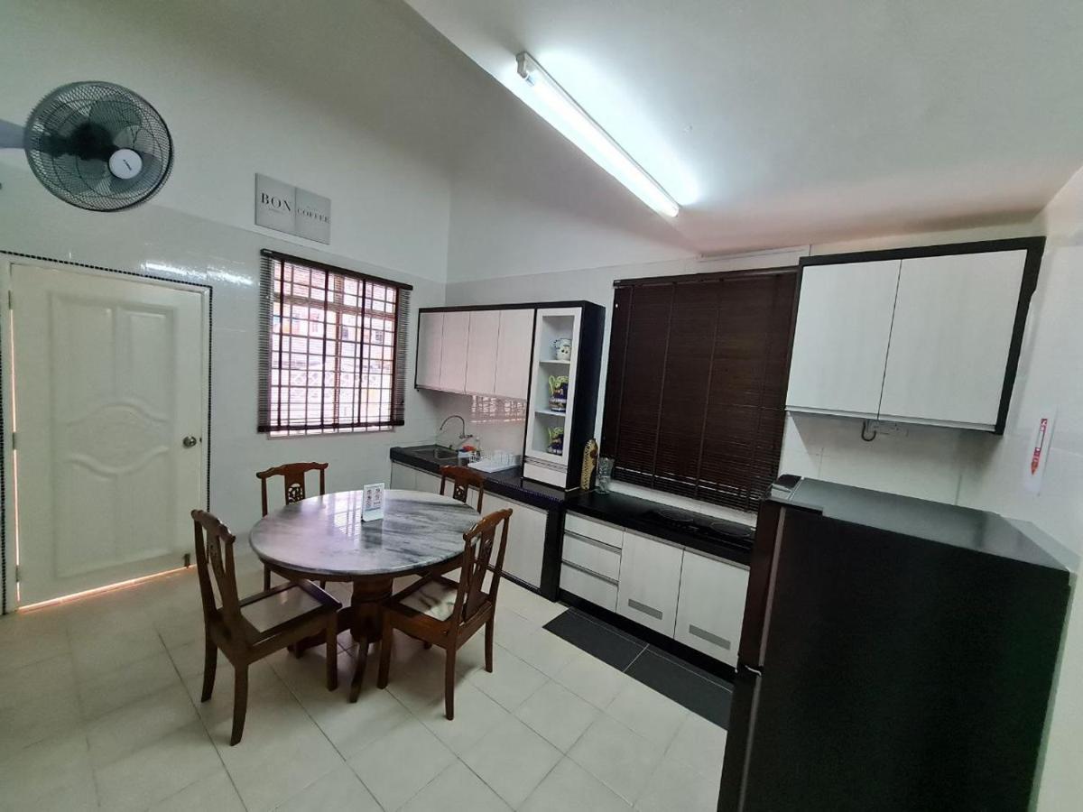 Beit Azzahra Private Pool Villa At Pantai Batu Hitam Kuantan Exterior photo
